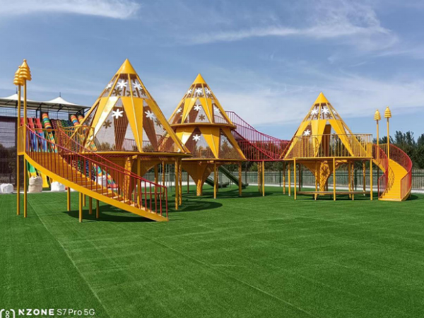 2022年8月，江蘇徐州紅楓森林公園，無動(dòng)力游樂項(xiàng)目落地完成，占地15000平，總投資300萬。
